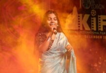 पन्ना की विदुषी यादव ने खजुराहो फिल्म महोत्सव में अपनी आवाज़ से बिखेरा जादू