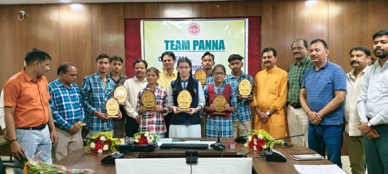 प्रदेश की मेरिट लिस्ट में चमकने वाले पन्ना के 8 हीरों का का हुआ सम्मान