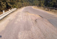 9 करोड़ की सड़क, एक साल भी नहीं चली: गड्ढों में तब्दील 4 किमी. डायवर्सन रोड; भ्रष्टाचार की परतें उघाड़ती तस्वीरें