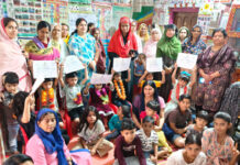 बच्चों को विद्यारंभ प्रमाण-पत्र वितरित कर विद्यालय में प्रवेश के लिए किया प्रेरित
