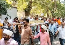 पत्रकारों का उग्र प्रदर्शन: पुलिस-माफिया गठजोड़ की निकाली अर्थी, ‘एसपी हटाओ-छतरपुर बचाओ’ के नारों से गूंजा शहर