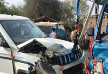 आमने-सामने भिड़ंत में बोलेरो नियो और मिनी ट्रक क्षतिग्रस्त, दो गंभीर घायल