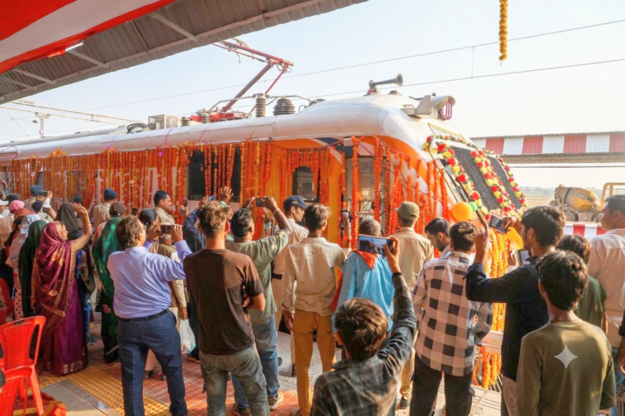 First passenger train arrives at Devendranagar railway station-009
